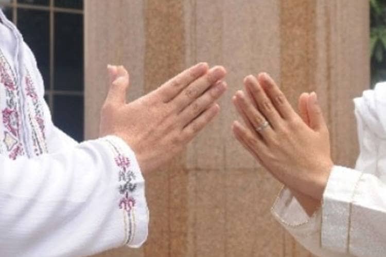 Tiga Kesalahan Saat Salaman Lebaran yang Tanpa Sadar Sering Kita Lakukan