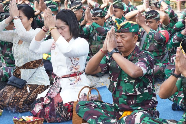 Prajurit Jajaran Korem 163/Wira Satya Ngayah di Pura Ulun Danu Batur