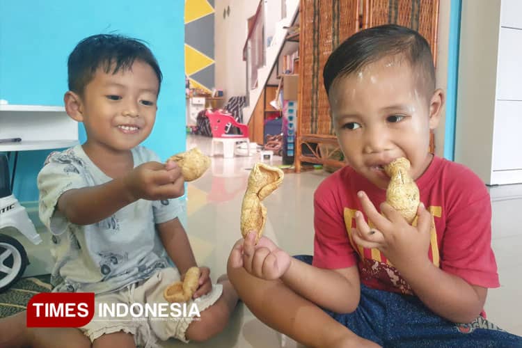Mencicipi Kerupuk Terung dan Teripang, Jajanan Lebaran Khas Kampung Nelayan Gresik