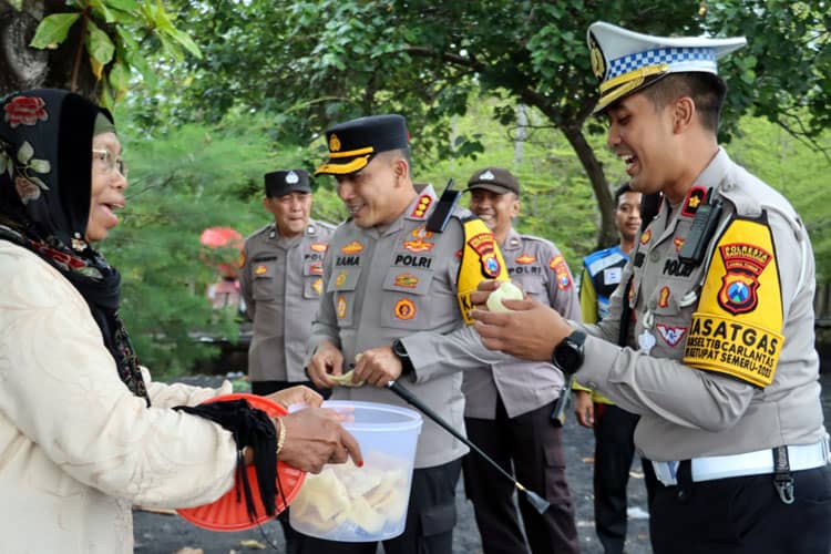 Sapaan Hangat Kapolresta Banyuwangi Sambut Wisatawan di Libur Lebaran