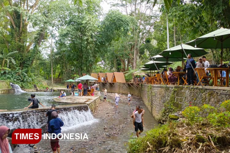 Dipercaya Bikin Awet Muda, Wisatawan Mandi di Teduh Glamping Bondowoso