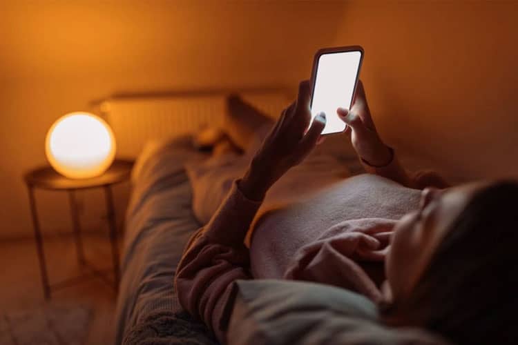 Kebiasaan Scroll Ponsel Malam Hari Ganggu Kualitas Tidur dan Picu Insomnia