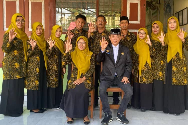 Cetak Talenta Sepakbola Usia Dini, Wakil Ketua DPRD Banyuwangi Blusukan Sekolah