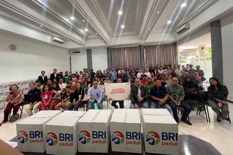 Peduli Sesama, BRI RO Surabaya Berbagi Paket Sembako ke Panti Asuhan dan Gereja