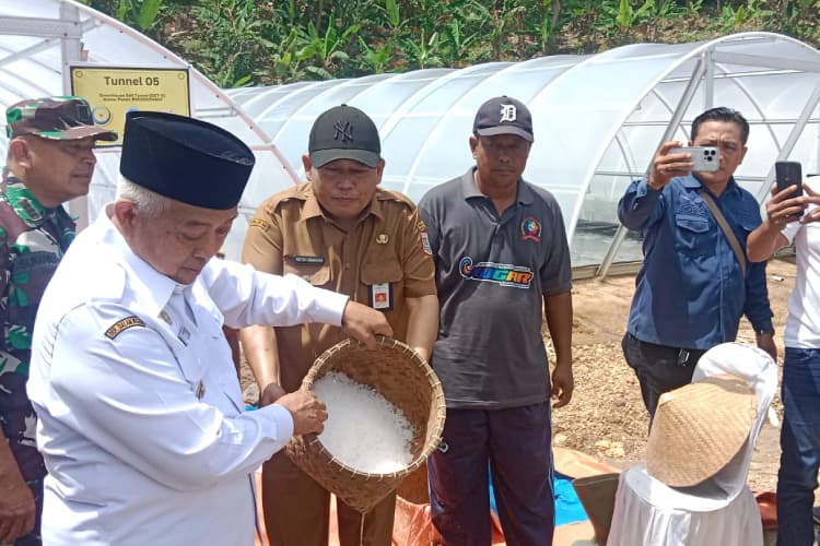 Bupati Malang Resmikan KUGAR Sumberoto Makmur Sejahtera, Produksi Garam Tunnel Disebut Garam Sehat