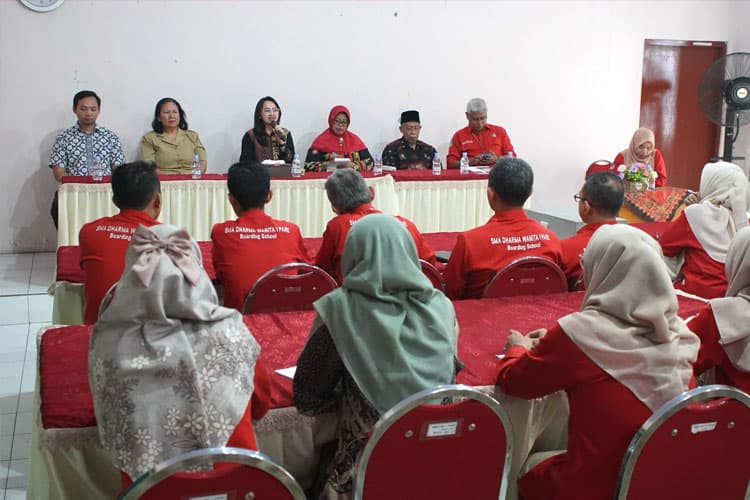 Mbak Cicha Perjuangkan Kesejahteraan Guru SMA Dharma Wanita Boarding School