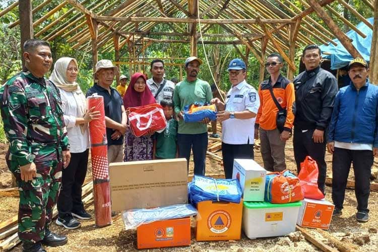 BPBD Kabupaten Probolinggo Salurkan Bantuan Kemanusiaan Bagi Warga Desa Betek