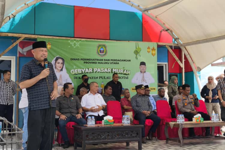 Pasar Murah Pemprov Malut Diapresiasi Bupati Morotai, Ini Pesan Wagub Sarbin Sehe