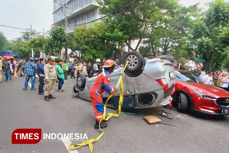 Minibus Terguling di Jalan Kusuma Bangsa Surabaya, Dua Penumpang Mengalami Luka