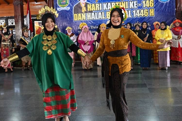Show Busana Adat Meriahkan Peringatan Hari Kartini ke-146 GOW Banjarnegara