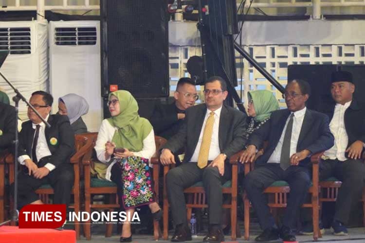 Dari Pejabat Negara Hingga Dubes Hadiri Prosesi Wisuda UNJ di GOR Kampus Berstandar Internasional