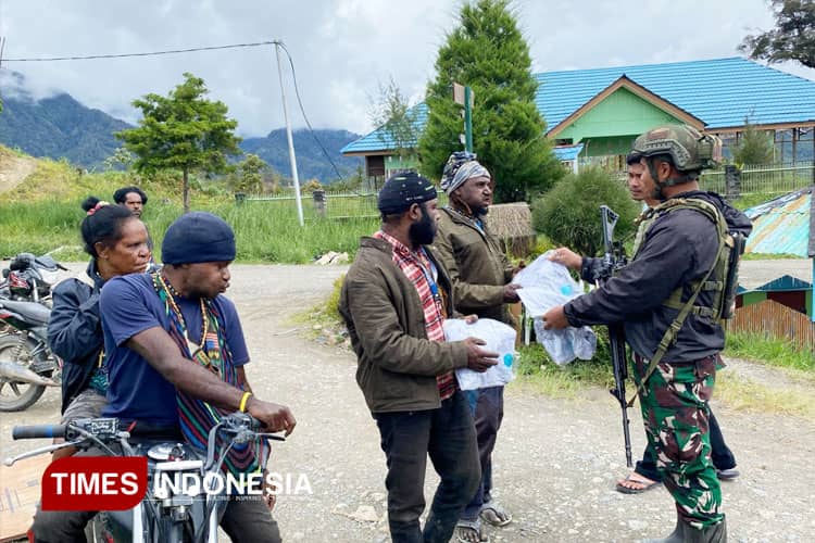 Cerita Humanis Satgas Pamtas RI-PNG Mobile Yonif 500/Sikatan dari Intan Jaya