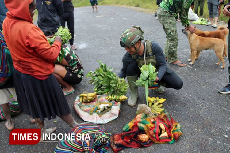 Ketika Satgas Yonif 500/Sikatan Borong Hasil Tani Intan Jaya