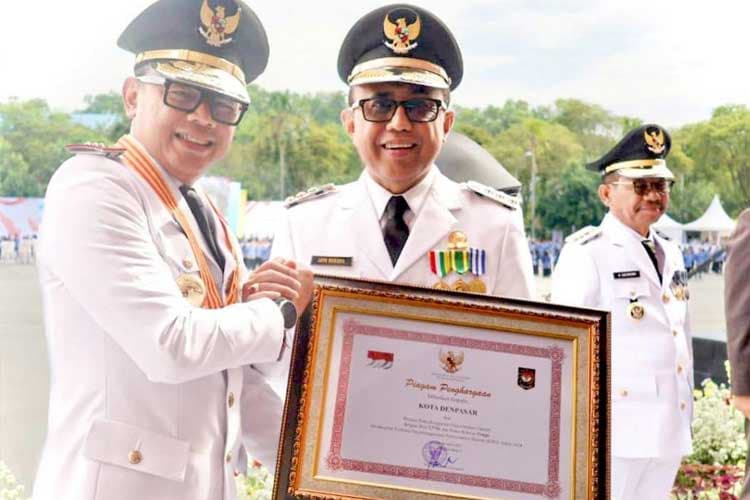 Walikota Jaya Negara Terima Penghargaan Prestasi Tingkat Nasional Penyelenggaraan Pemerintahan Daerah dengan Kinerja Tinggi