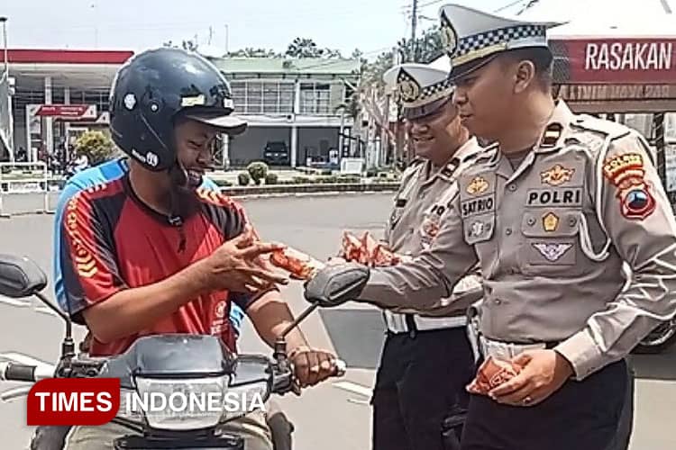 Ratusan Paket Roti Dibagikan Satlantas Polres Pemalang pada Giat Jumat Berbagi