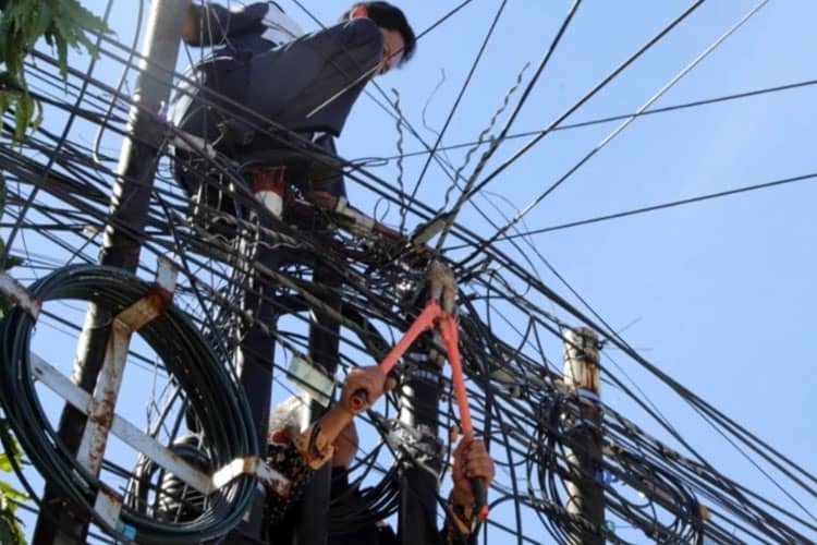 Satgas Penertiban Perizinan Ponorogo Potong Paksa Kabel Internet Tak Berizin