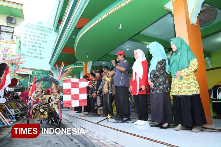 Meriahkan Hari Kartini, Siswa TK di Gresik Gelar Kirab Becak Berkebaya