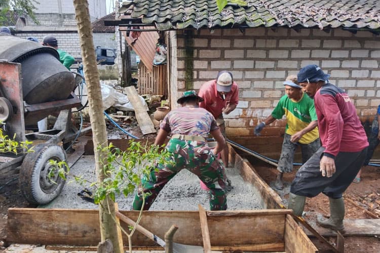 Anggota Kodim Lamongan Membangun Musholla, Menyulam Kebersamaan Bersama Warga