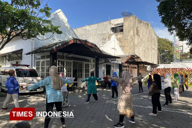 Peringati Hari Kartini, RSIA MAWAR Malang Gelar Senam Sehat Bareng Warga