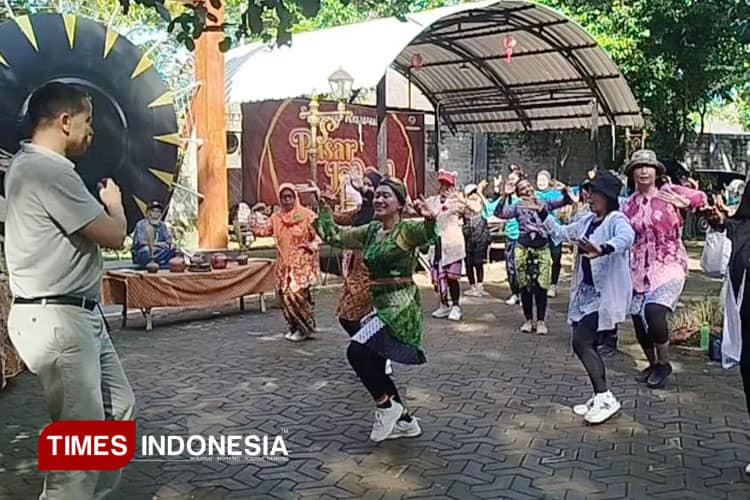 Perdana Dikunjungi Turis, Pasar Djadoel Ngegong Kota Madiun Tampilkan Pasugatan