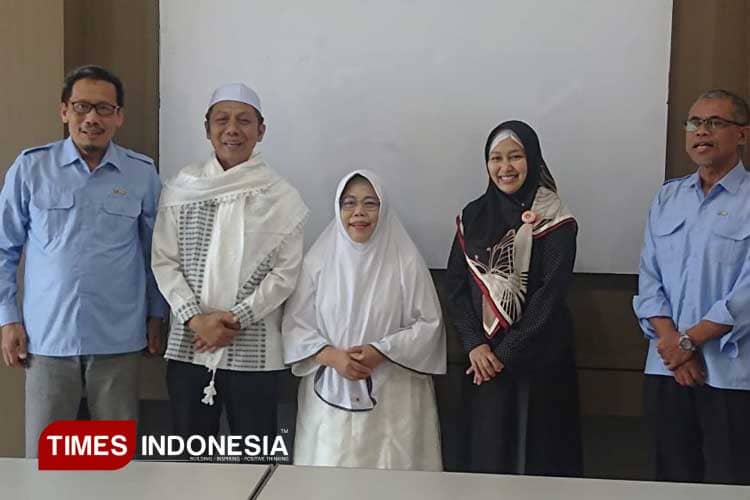 Penuh Doa, Rektor UWG Malang Hantarkan Keberangkatan Haji Prof Adya Hermawati, Dosen FEB