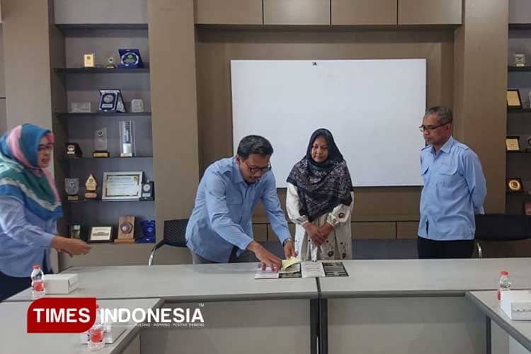Rektor UWG Malang Serahkan Tali Asih untuk Keluarga Almarhum Dr Gunarianto
