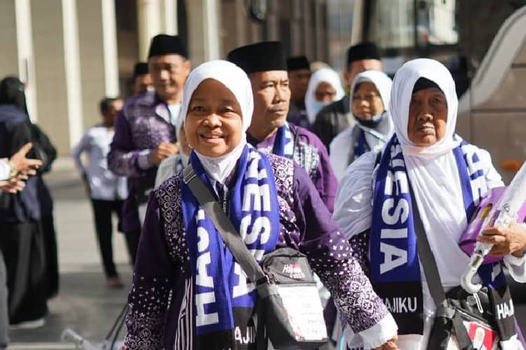 Jemaah Haji Indonesia 2025 Kloter Pertama Tiba di Madinah, Disambut Hangat di Bandara