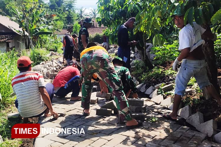 Warga Dusun Plalangan Perbaiki Jalan Rusak Bersama TNI dalam TMMD ke-124