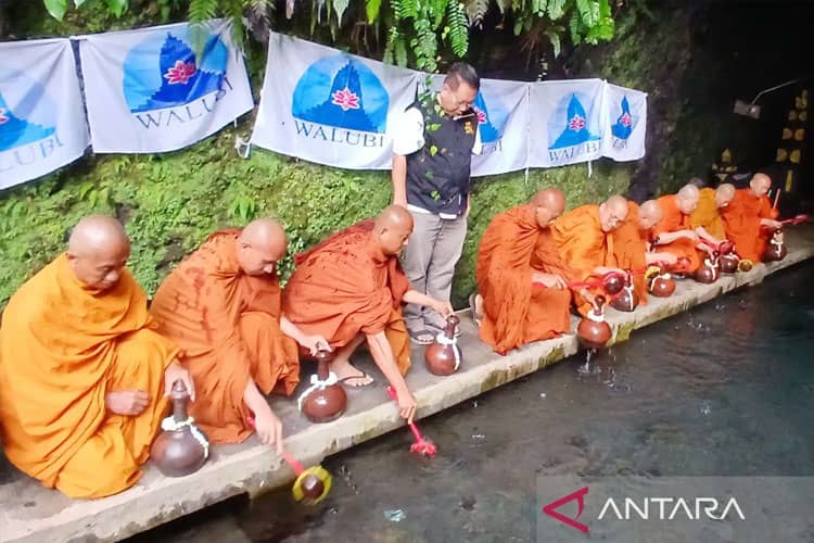 Jelang Puncak Perayaan Waisak, Para Biksu Ambil Air Berkah di Umbul Jumprit Temanggung