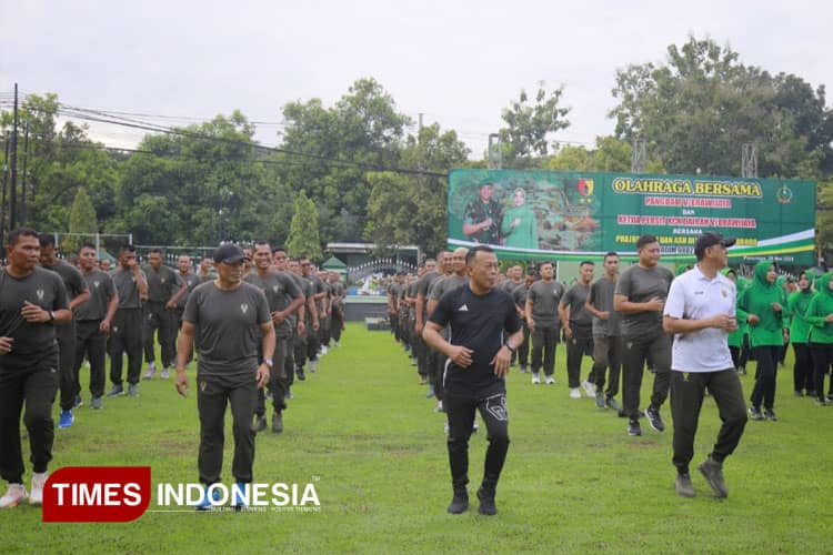 Pangdam V Brawijaya Ajak Senam Bersama Para Prajurit Kodim Ponorogo