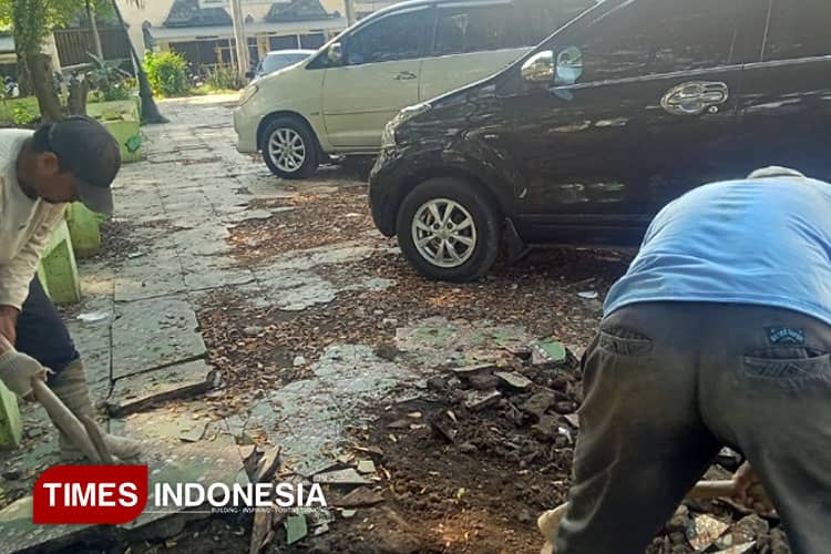 Belum Ada Sanksi Tegas dari Pemkab Pemalang, Trotoar Taman Tetap Jadi Parkir Kendaraan