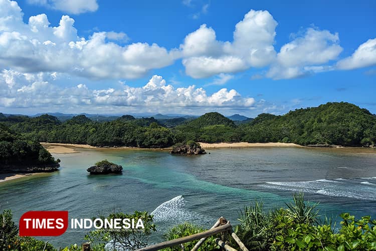 Teluk Asmara, Raja Ampat Kecil Tersembunyi di Selatan Jawa yang Memikat Hati