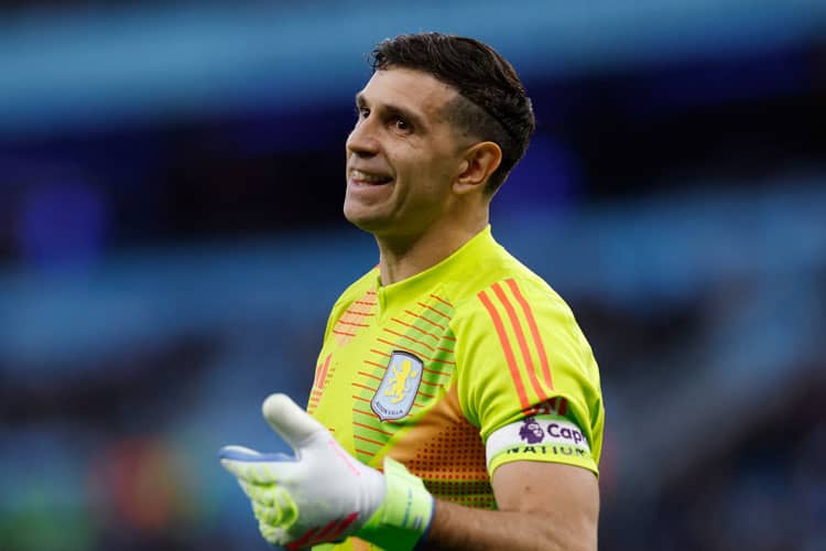 Dibu Martinez Masih Bungkam Soal Masa Depan, Manchester United Pantau Situasi