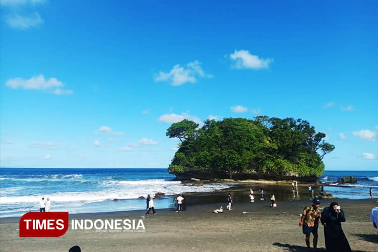 Banyak Spot Foto, Daya Tarik Pantai Madasari Pangandaran yang Memikat Wisatawan