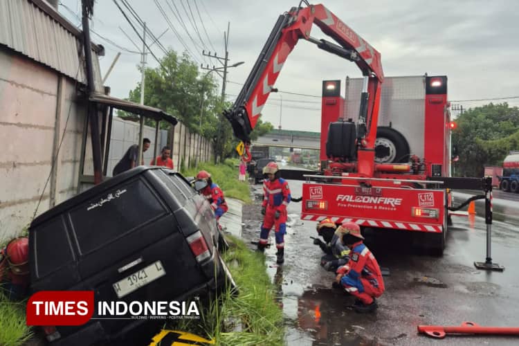 Mobil Panther Terperosok, Pengemudi Alami Patah Tulang