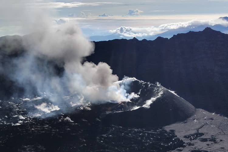 Gunung Raung Terus Erupsi, Tim Pemantau dari Banyuwangi Pastikan Kondisi Kawah