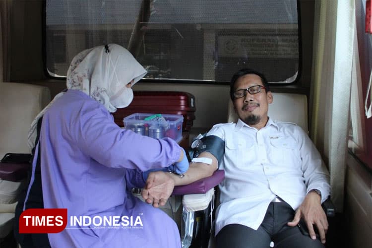 Gaungkan Kepedulian, KSR-PMI UWG Malang Gelar Donor Darah