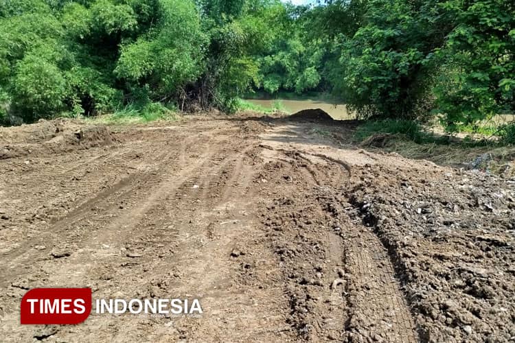 Berhenti Total, Pengerukan Tanah di Bantaran Kali Madiun Dinilai Melanggar Hukum