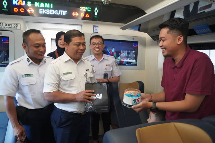 Peringati Hari Jadi ke-107 Kota Madiun, Penumpang KA di Stasiun Madiun Dapat Suvenir