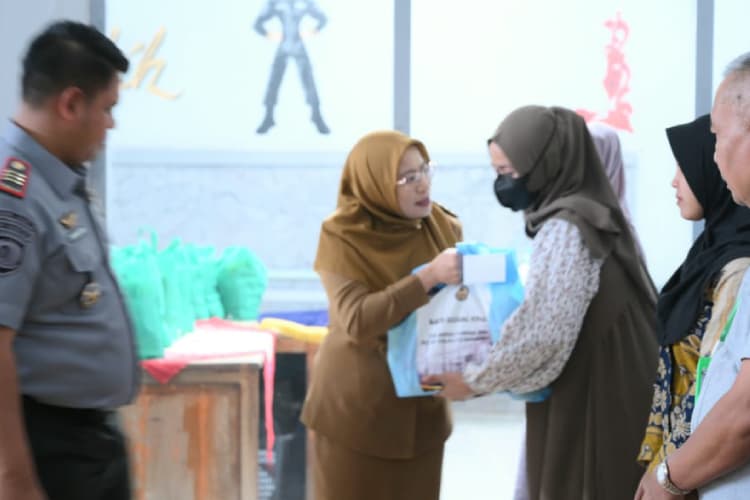 Bupati Banjarnegara Serahkan Bantuan Sosial Warga Binaan Rutan