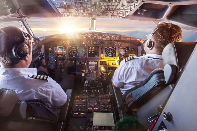 Bukan Sekadar Hiasan, ini Makna Garis di Seragam Pilot
