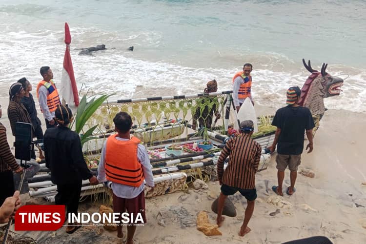 Warga Jetak Pacitan Hidupkan Tradisi Satu Suro dengan Larung Sesaji di Pantai Pidakan