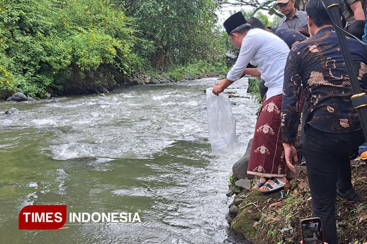 Kembalikan Ekosistem Asli, Bupati Jember Fawait Tebar Ribuan Benih Ikan ke Sungai Silo