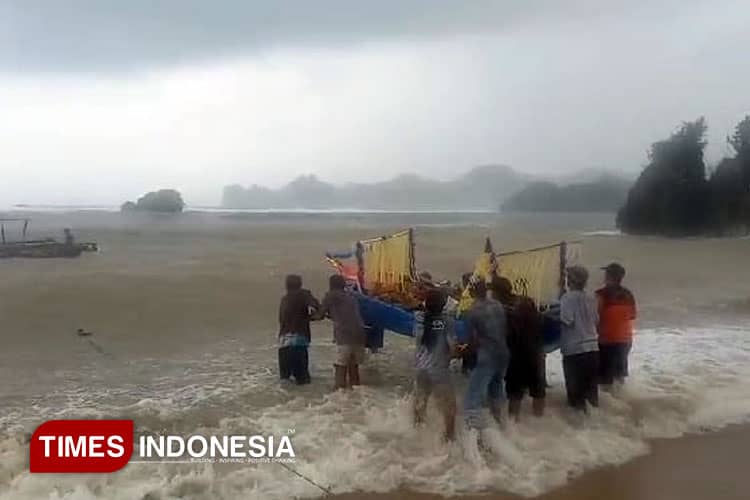Tradisi Larung Saji di Pantai Kondang Merak, Simbol Syukur dan Kesatuan Warga Pesisir Malang