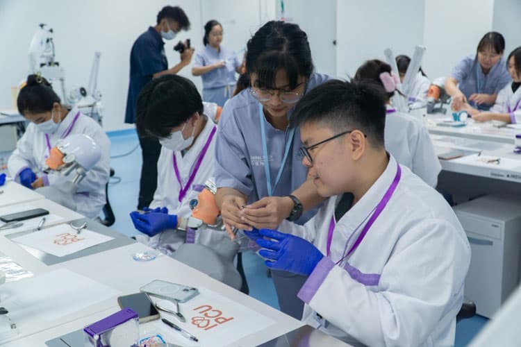 Intip Keseruan Siswa SMA Belajar Jadi Dokter Gigi di FKG UK Petra
