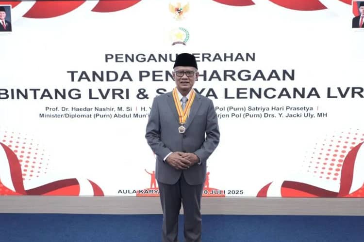 Serukan Nilai Keindonesiaan, Ketum PP Muhammadiyah Haedar Nashir Raih Bintang LVRI