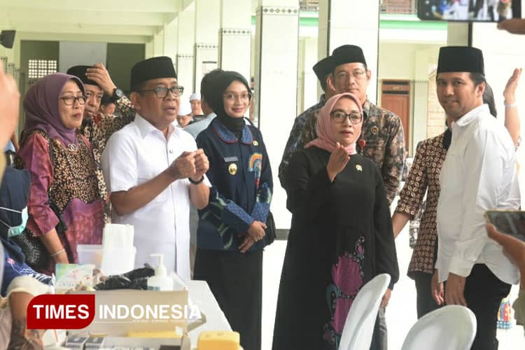Tinjau PKG di Dua Pesantren Wilayah Kediri, Begini Kesan Menko PMK RI dan Menteri PPPA
