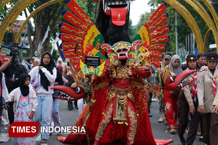 Lestarikan Budaya Lokal, Kokoon Hotel Banyuwangi Tampilkan Kostum Barong di Banyuwangi Ethno Carnival 2025