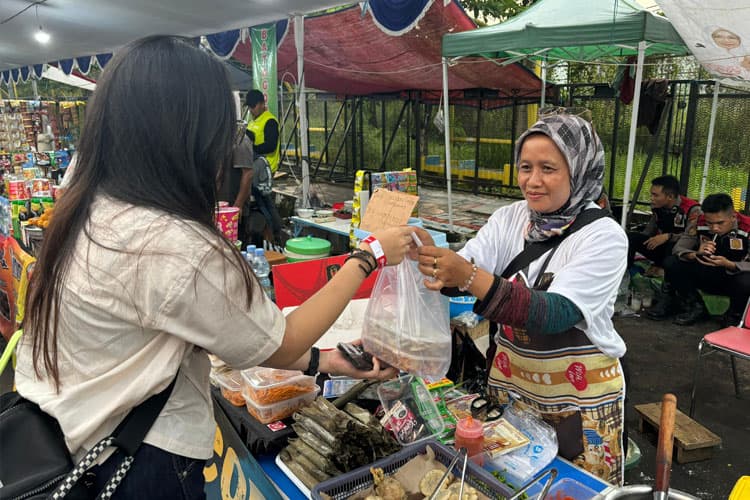 PNM Fasilitasi 50 Nasabah Mekaar Jualan di Stadion, Untung Berlipat!