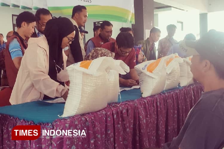 Bulog dan Pemkab Jember Mulai Salurkan Bantuan Pangan Beras Medium 20 Kilogram Per KK